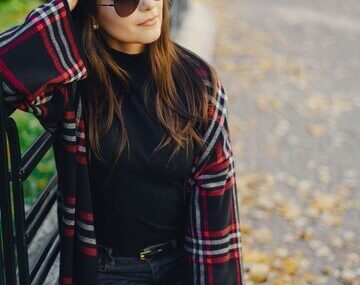 Stylish girl exploring the city and park in the autumn